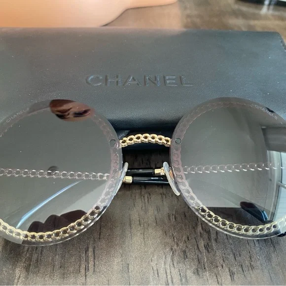 Chic Black Sunglasses with Chain Detail - Picture 9 of 15